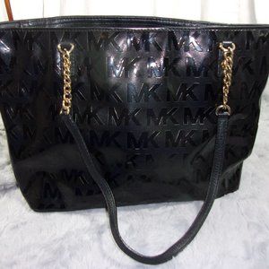 E-26 MICHAEL KORS SIGNATURE JET SET IN BLACK PATENT LEATHER SHOULDER BAG